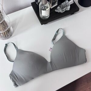 VICTORIA’S SECRET Light Green Wireless Comfort Bra